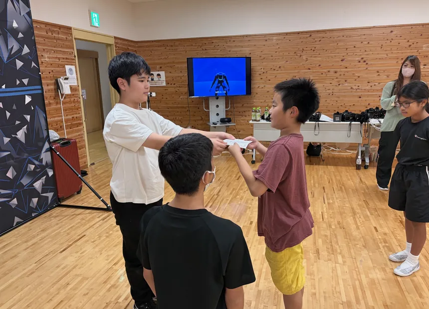 表彰で賞状を手渡す様子
